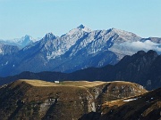 79 Pianoro della Baita Cambrembo  e monti sullo sfondo 